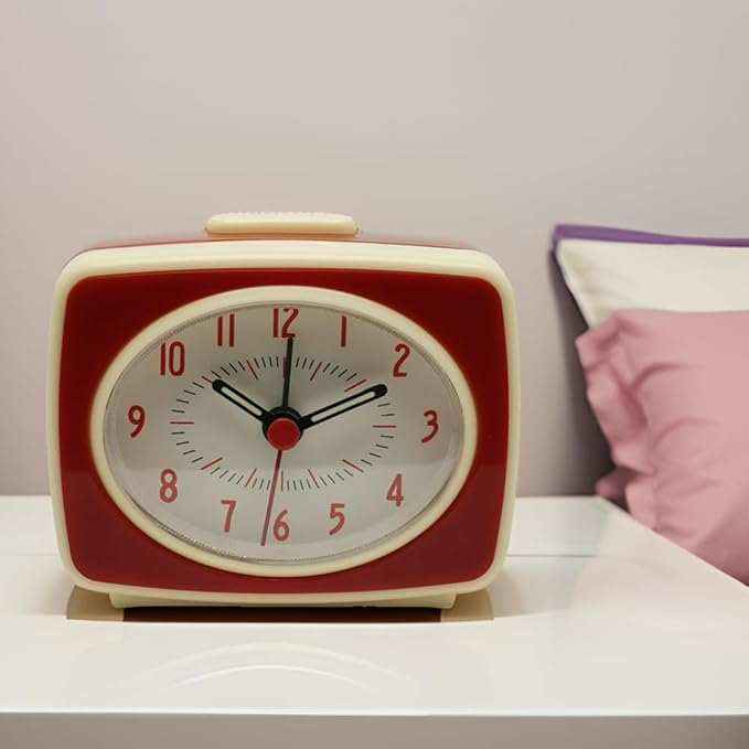 Red Small Alarm Clock Small Silent Quartz Movement Analogue Alarm Clock Vintage Classic Style Battery Powered