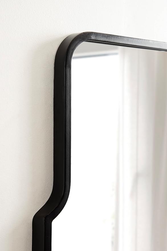 Kate and Laurel Gezella Scallop Arched Wall Mirror