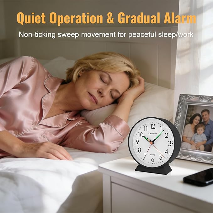 4.5 Inch Small Silent Analog Alarm Clock, Retro Battery Operated Desk Clock with Night Light Stays On 4 Seconds Vintage Metal Table Clock for Bedside, Nightstand, Bedroom, Office, Bathroom - Black