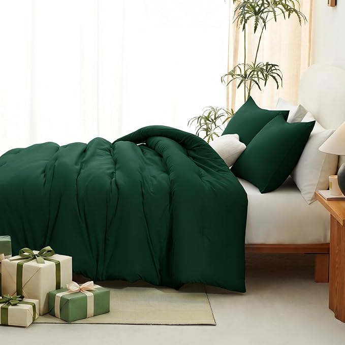 CozyLux Full Size Comforter Set Emerald Green, 3 Pieces Lightweight Down Alternative Quilted Bedding Sets, All Season Soft Breathable Solid Comforter with 2 Pillowcases, Luxury Bed Set Gift for Home