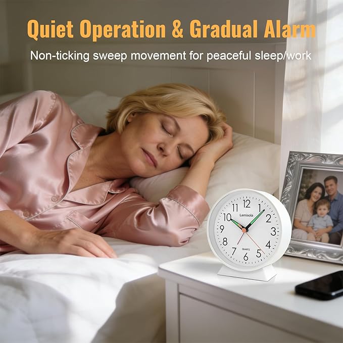 4.5 Inch Small Silent Analog Alarm Clock, Retro Battery Operated Desk Clock with Night Light Stays On 4 Seconds Vintage Metal Table Clock for Bedside, Nightstand, Bedroom, Office, Bathroom - White