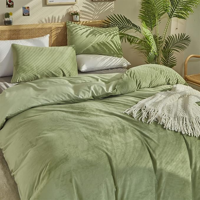 Pureant Sage Green Velvet Comforter Set King Size Light Green Fluffy Bedding Comforter Women Men Solid Green Flannel Quilt Grass Green Comforters Micromink Sherpa Fuzzy Warm Bed Plush Bedding Soft
