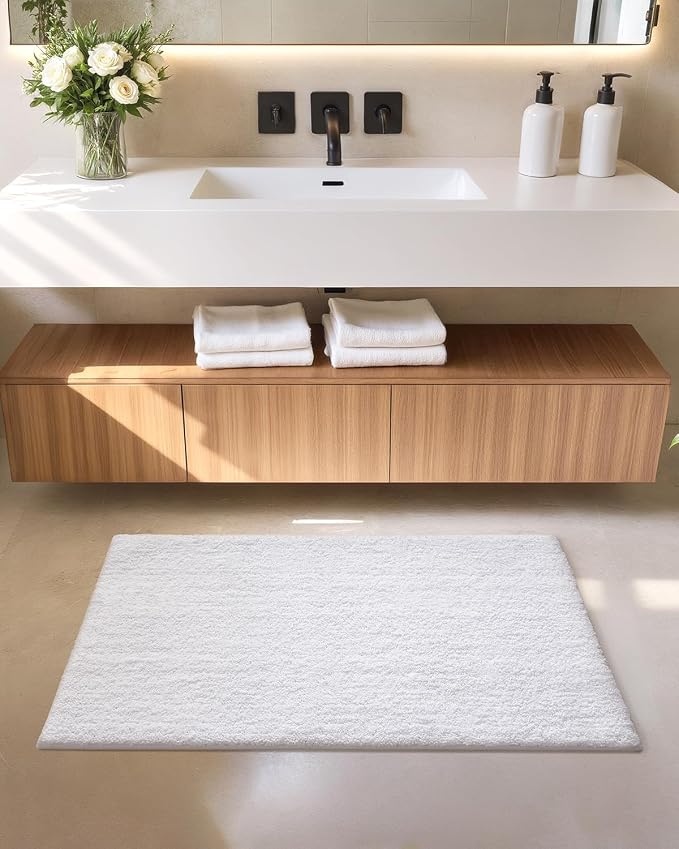 Color&Geometry Simple and Stylish Bath Mats for Bathroom Non Slip, 20"x32" White Bathroom Rugs, Absorbent, Soft, Washable, Microfiber Shower Mat