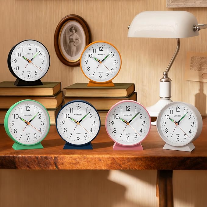 4.5 Inch Small Silent Analog Alarm Clock, Retro Battery Operated Desk Clock with Night Light Stays On 4 Seconds Vintage Metal Table Clock for Bedside, Nightstand, Bedroom, Office, Bathroom - Black
