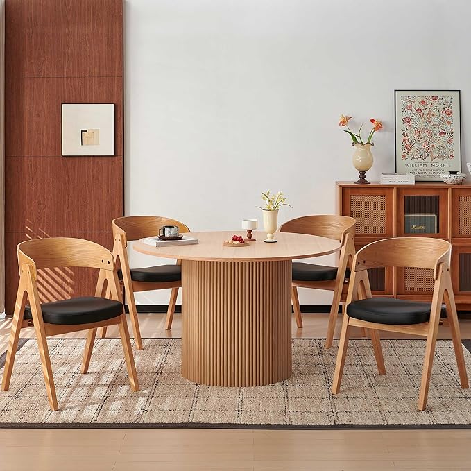 Howtek 47″ Round Dining Table Set for 4-6 People, 5 Piece Modern Kitchen Table with Natural Oak Wood Grain Finish & 4 PU Leather Upholstered Dining Chairs（Curved Backrest & Solid Wood Legs ）