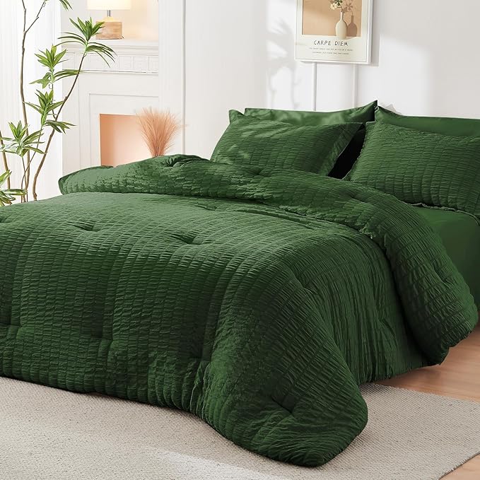 HYMOKEGE Dark Green King Size Comforter Set Seersucker 7 Pieces, All Season Luxury Bed in a Bag for Bedroom, Bedding Set with Comforters, Sheets, Pillowcases & Shams
